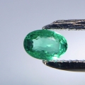 0.38 ct. Bezaubernd klarer  ovaler 5.6 x 3.8 mm Äthiopien Smaragd.
