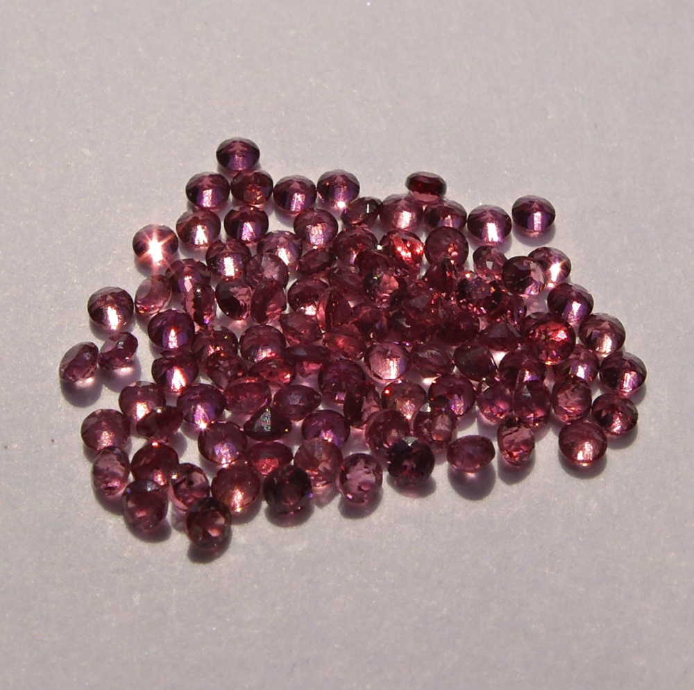 Bild 1 von 1.55 ct. 100 pieces round pink- red 1.3 mm Rhodolite Garnet Gems. Ravashing color!