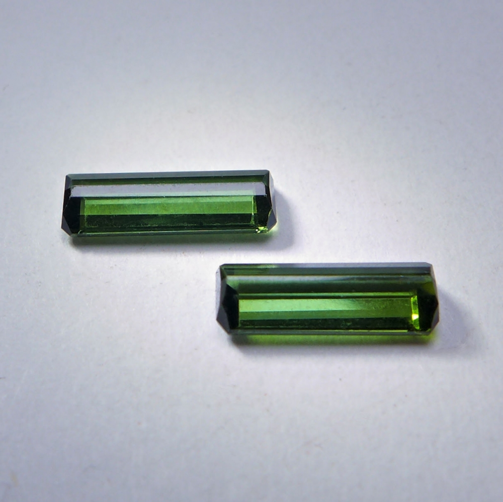 Bild 1 von 1.4 ct. Perfektes Paar grüne 9.5 x 3.5 mm Turmalin Baguettes