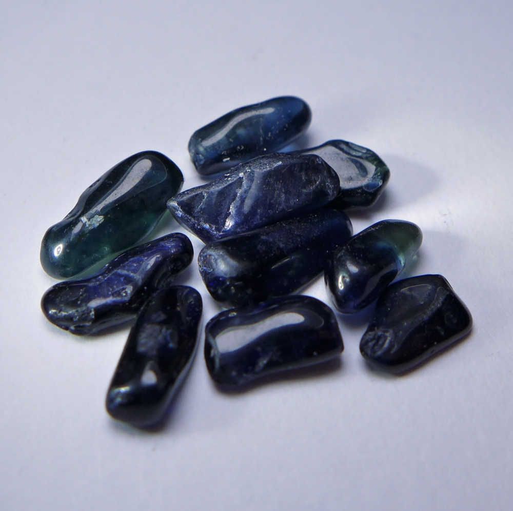 Bild 1 von 10.5 ct. 10 Stück  ca. 8 x 5 mm blaue Roh-Saphire