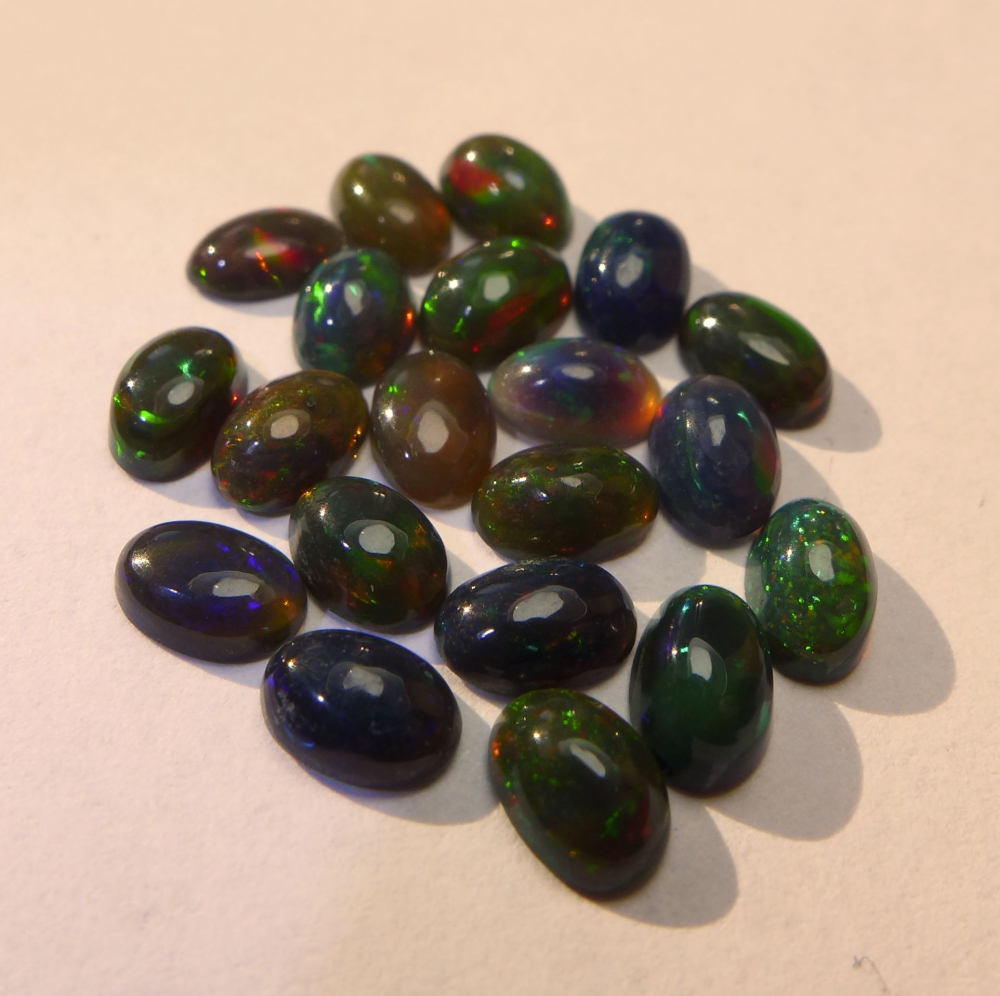 Bild 1 von 5.18 ct. 20  pieces of  black oval  5 x 4 to 6 x 4.5 mm Multi Color Opals