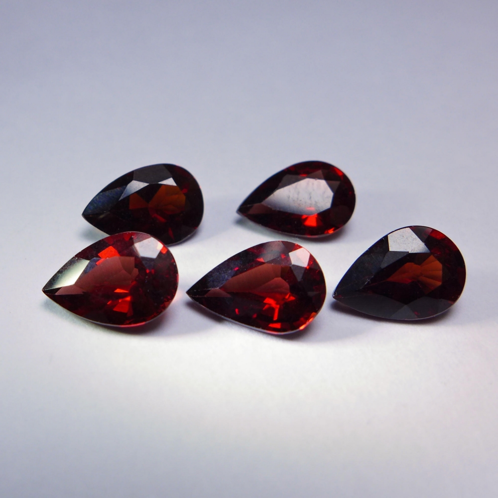 Bild 1 von 7.45 ct. 5 pieces of red 9 x 6 mm Rhodolite Garnet Pears