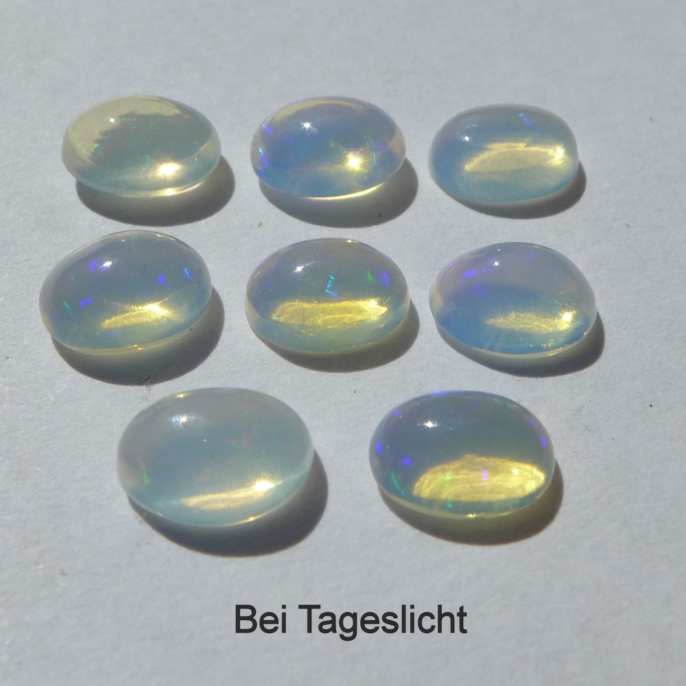 Bild 1 von 4.44 ct. 8 Stück weiße  ovale 7 x 5 mm Multi-Color Äthiopien Opal Cabochons