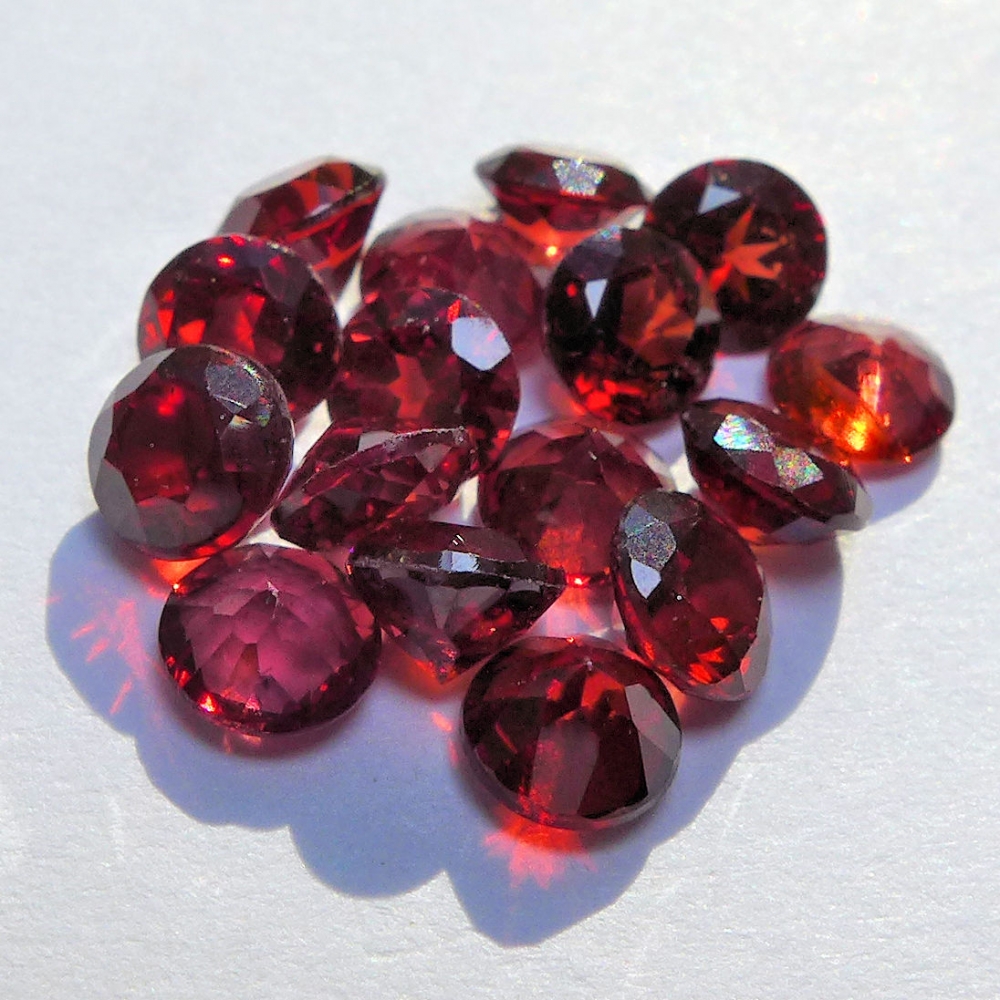 Bild 1 von 5.8 ct VS!  16 Stück kirschrote runde 4 mm Rhodolith Granate
