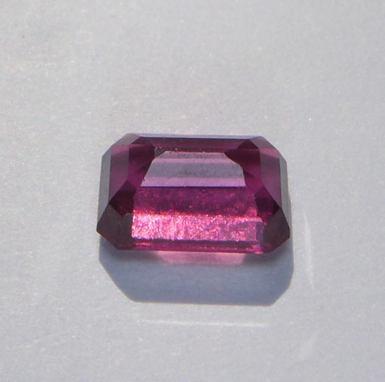 Bild 1 von 2.44 ct. Rot violettes 8.5 x 6 mm Rhodolith Granat Baguette