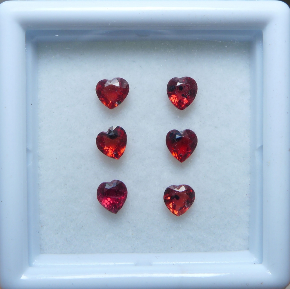 Bild 1 von 1.18 ct. 6 pieces reddish orange 3.5 x 3.5 Songea Sapphir-Hearts