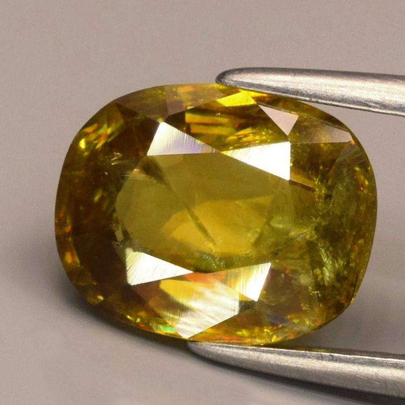 Bild 1 von 2.15 ct.  Toller ovaler gelblich grüner 8.8 x 7 mm Titanit Sphen