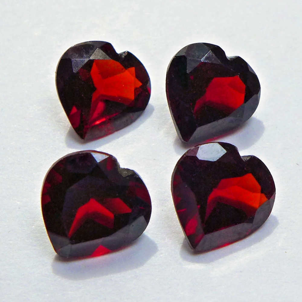Bild 1 von 7.8 ct. 4 amazing red garnet heart gemstones from Mosambique