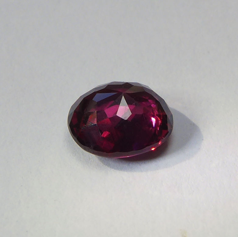 Bild 1 von 1.67 ct. Toller rot violetter ovaler 7.3 x 6.5 mm  Rhodolith Granat