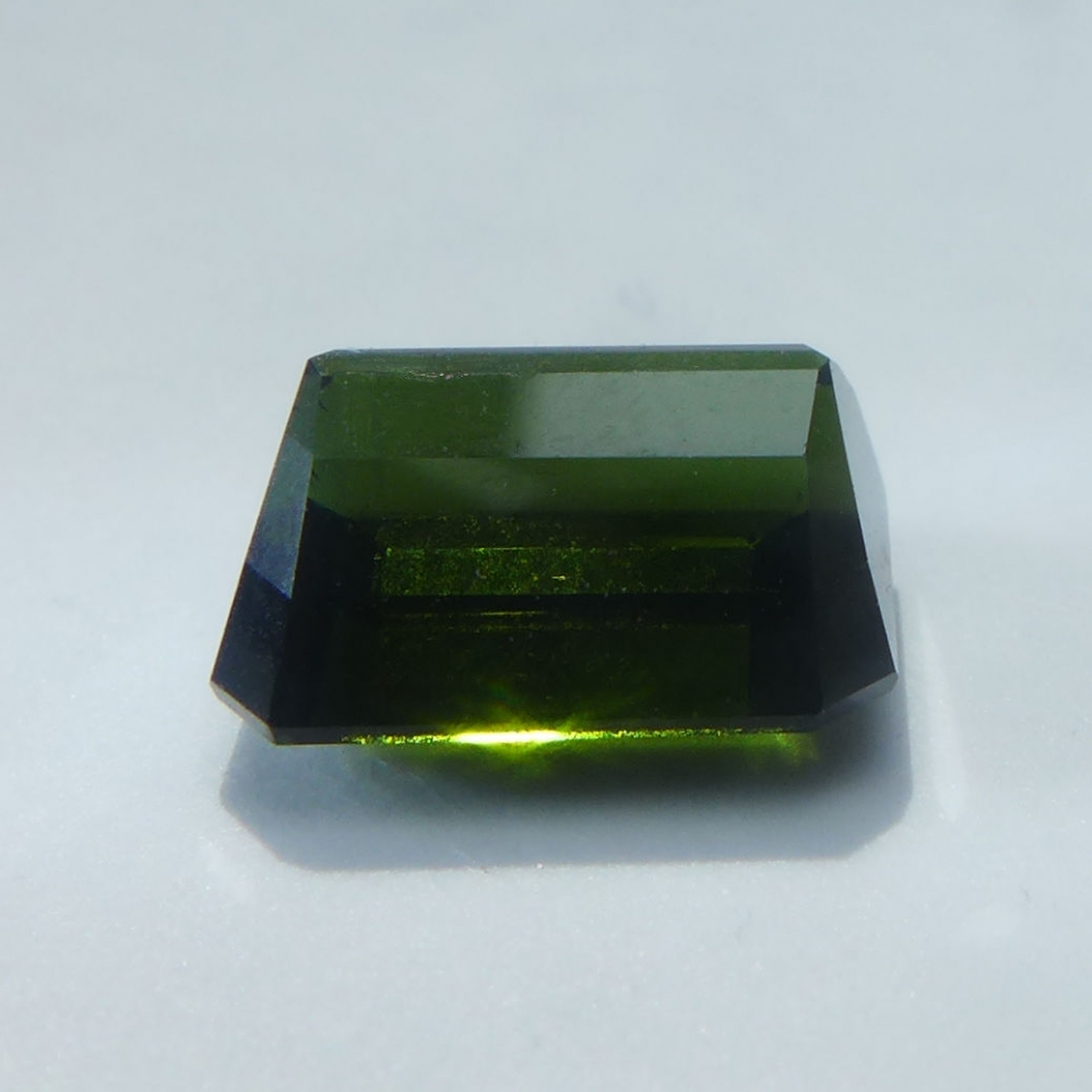 Bild 1 von 2.65 ct .  Waldgrüner unbeh. 8.6 x 7 mm Mosambik Turmalin im Smaragdschliff