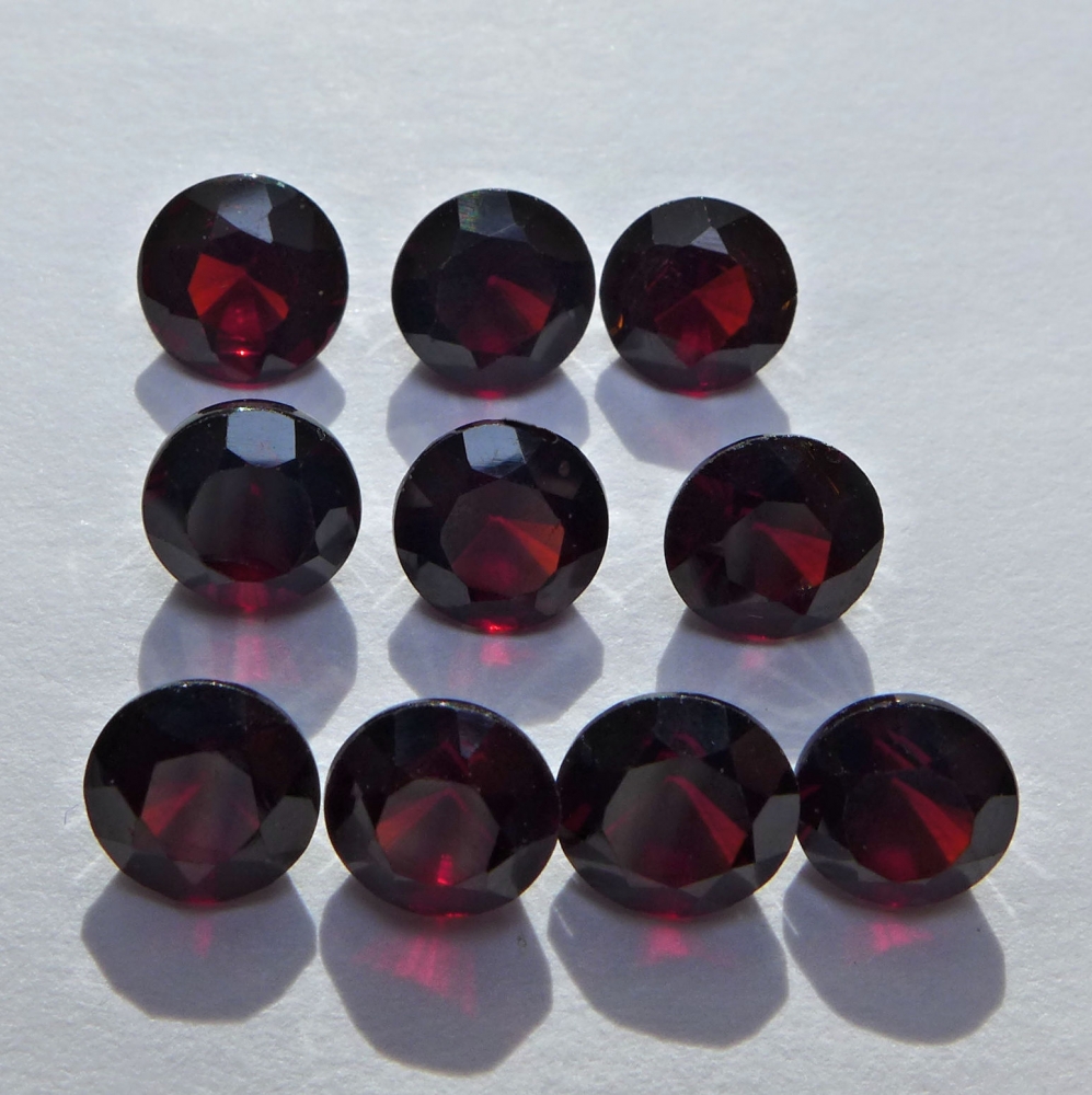 Bild 1 von 8.67 ct VS!  10 pieces of deep red round 6 mm Mosambique Garnet