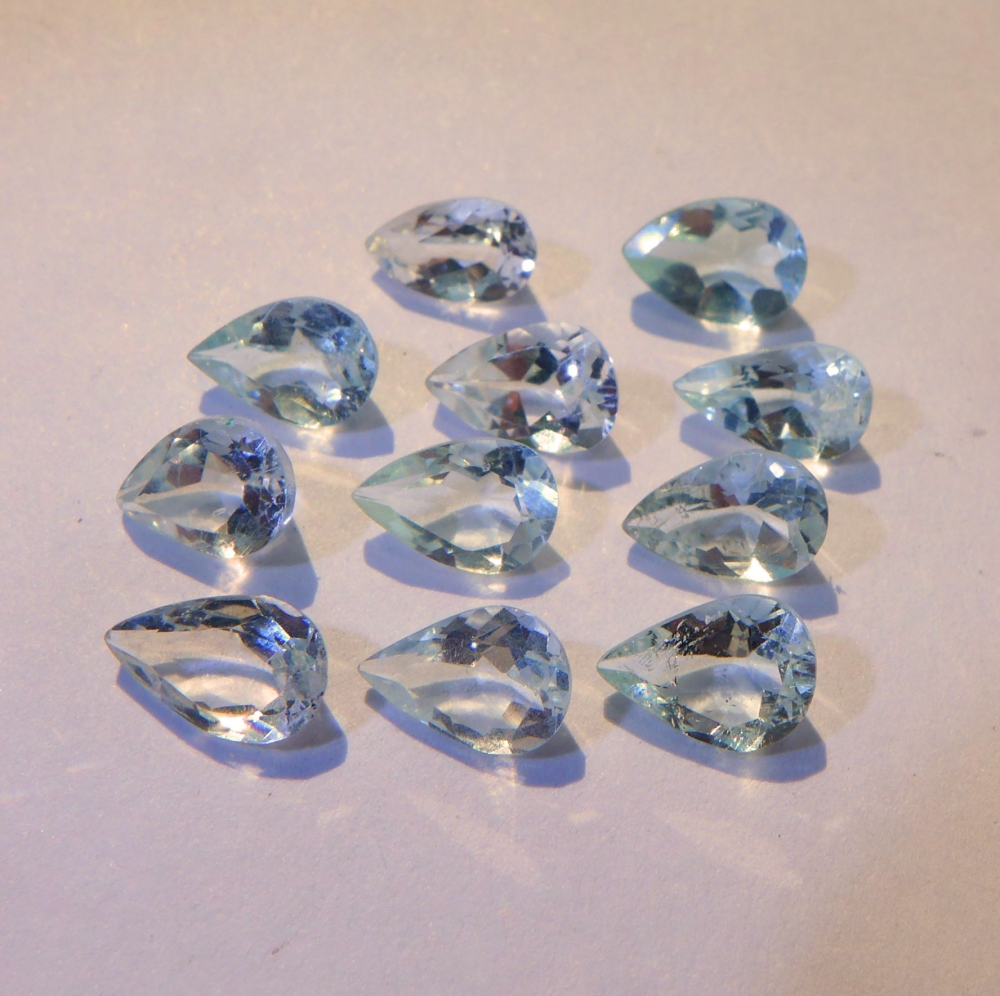 Bild 1 von 4.33 ct. 11 piece eye clean 4.2 x 2.5 to 5 x 3.1 mm Aquamarine Pears