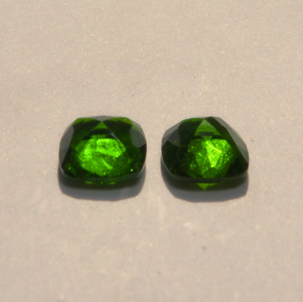 Bild 1 von 2.02 ct. Perfektes Paar 6 x 6 mm Cushion Chrom Diopsid Edelsteine