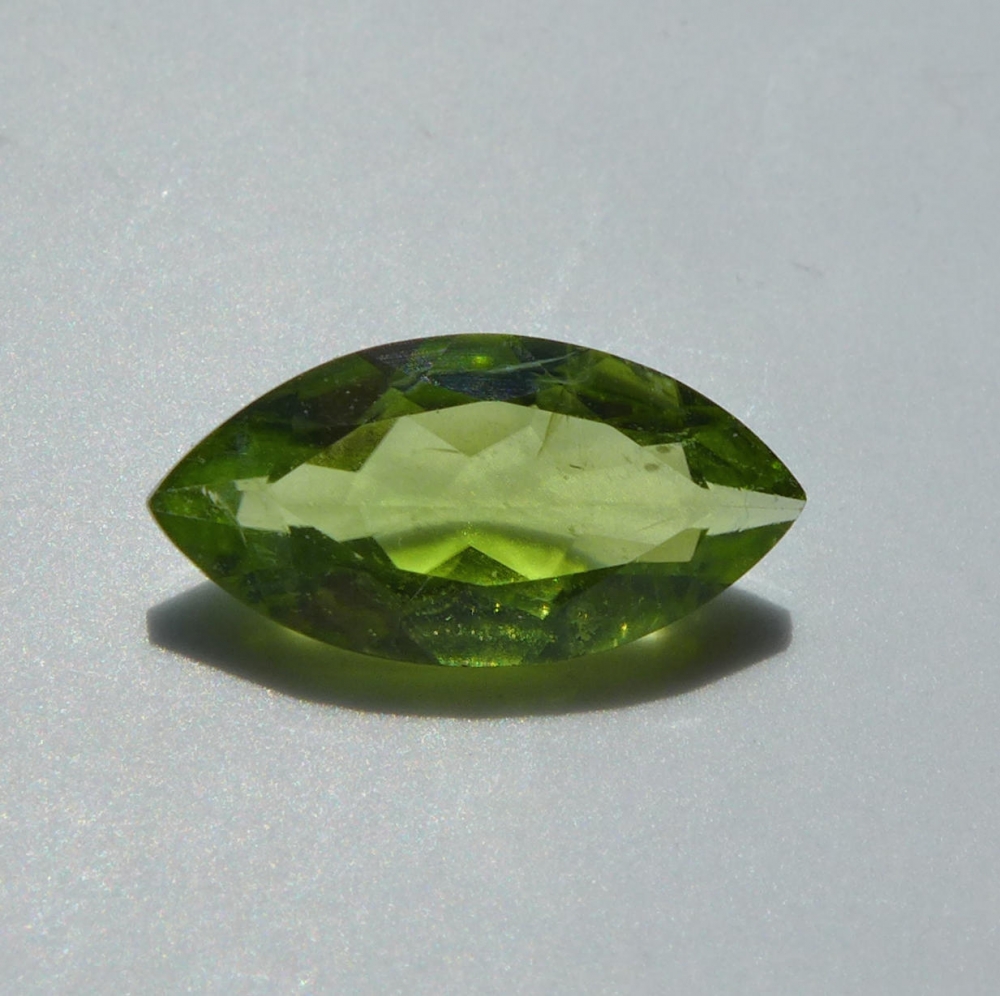 Bild 1 von 1.88 ct VS! Beatiful green 12 x 6 mm Pakistan Peridot Marquise. Nice color !