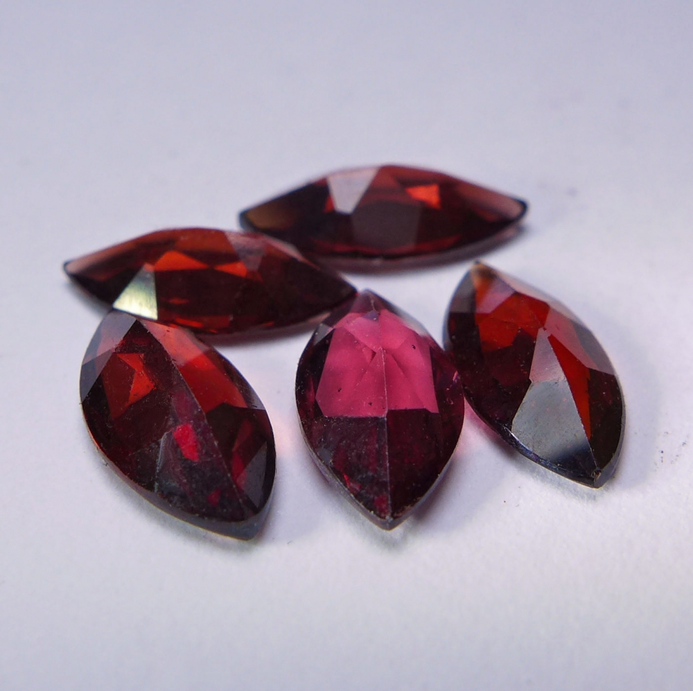 Bild 1 von 5.1 ct. 5 schöne 10 x 5 mm Mosambik Granat Navetten