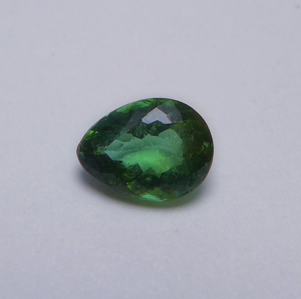 Bild 1 von 1.40 ct  Feiner grüner Tropfen 8.4 x 6.3 mm Mosambik Turmalin