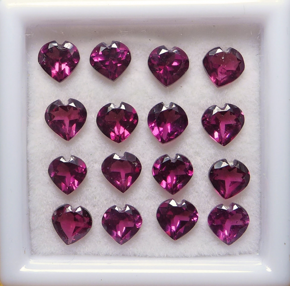 Bild 1 von 4.62 ct. 16 schöne rot - violette 4 x 4 mm Rhodolith Granat Herzen
