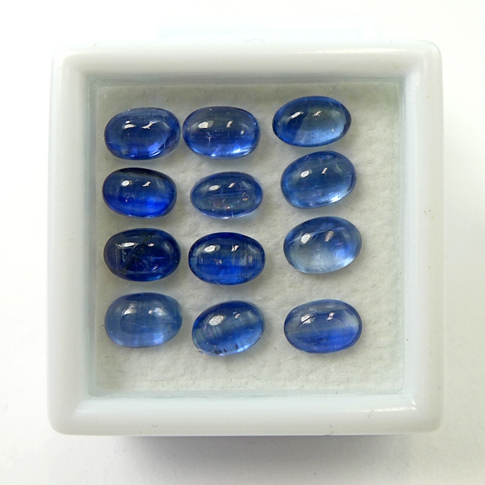 Bild 1 von 8.62 ct. 12 pieces oval Blue 5.6 x 3.6 - 6 x 4.3 mm Nepal Cabochon Kyanite