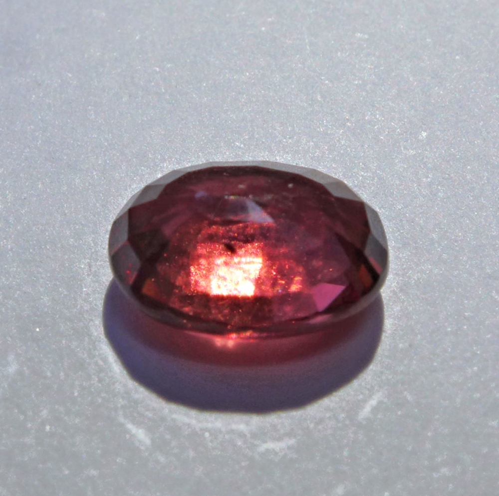 Bild 1 von 2.01 ct. Feiner kirschroter ovaler 8.4 x 6.9 mm Rhodolith Granat