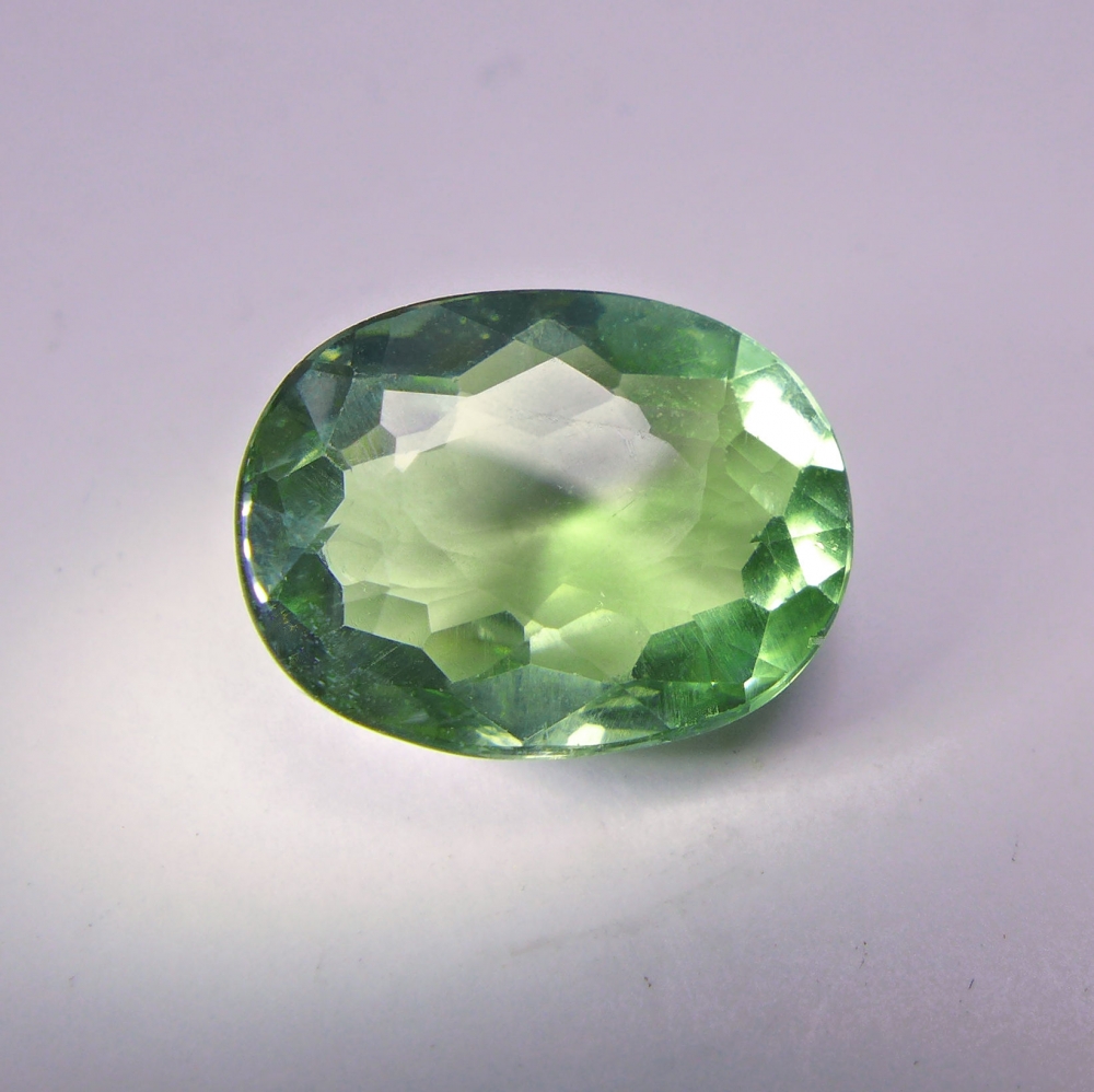 Bild 1 von 6.16 ct. Untreated green oval 13.6 x 10.4 mm Brazil Apatite