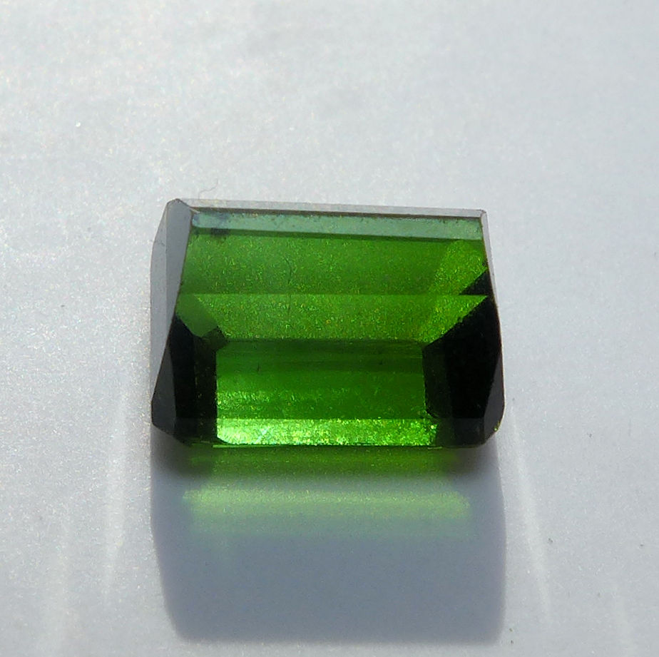 Bild 1 von 1.77 ct .  Grüner unbeh. 7.2 x 5.4 mm Mosambik Turmalin im Smaragdschliff
