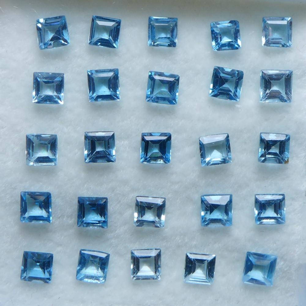 Bild 1 von 4.4 ct VS! 25 Stück 3 x 3 mm Swiss Blue Topas Carrès