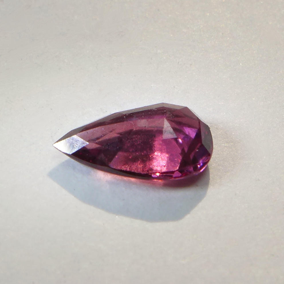 Bild 1 von 1.41 ct. Schöner rot violetter 9.5 x 5.7 mm Rhodolith Granat Tropfen