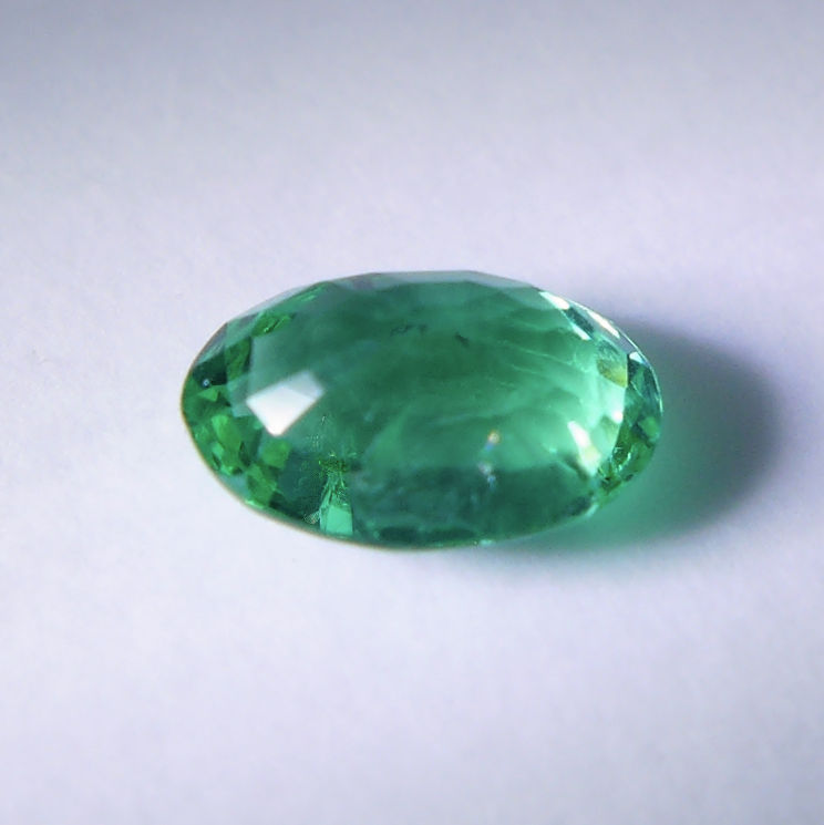 Bild 1 von 0.38 ct. Bezaubernd klarer  ovaler 5.6 x 3.8 mm Äthiopien Smaragd.
