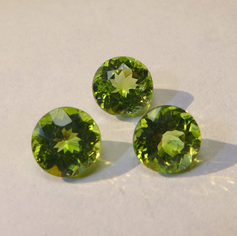 Bild 1 von 3.66 ct. 3 pieces round green 6.5 mm Peridot Gemstones. Nice color !