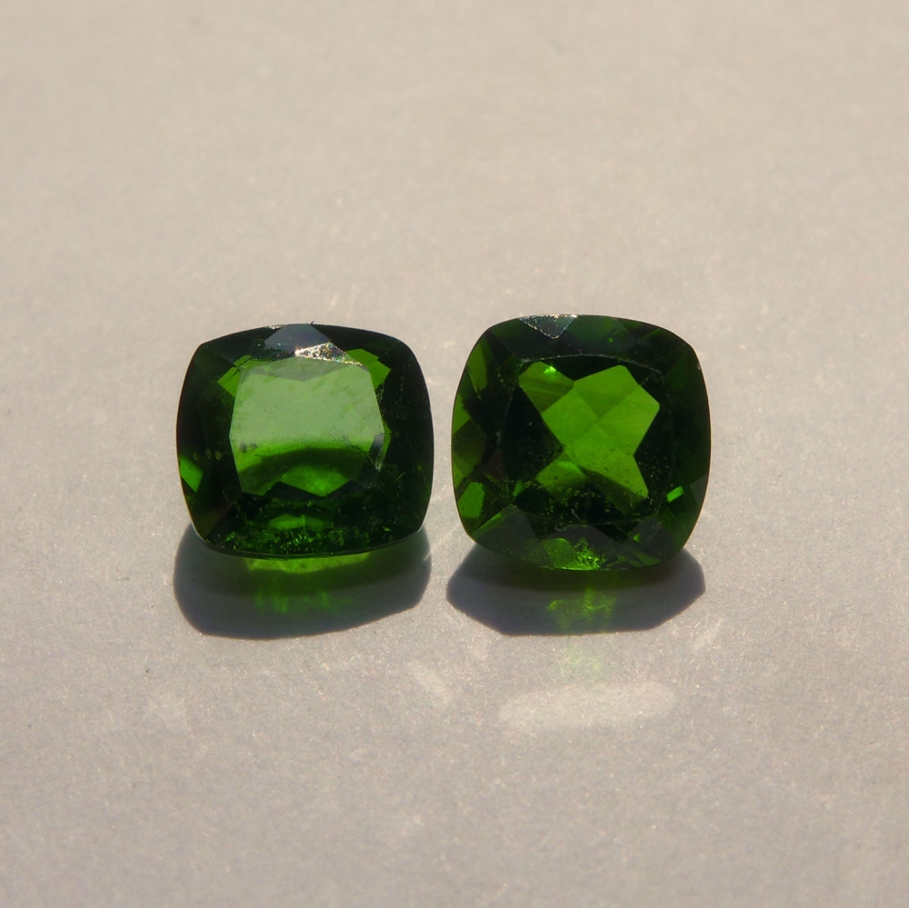 Bild 1 von 2.02 ct. Perfekt pair  of 6 x 6 mm Cushion Chrome Diopside Gems