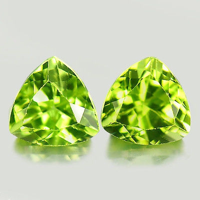 Bild 1 von 1.96 ct. Bezauberndes Paar Grüne 6.2 x 6.2 mm Pakistan Triangel Peridot Edelst.