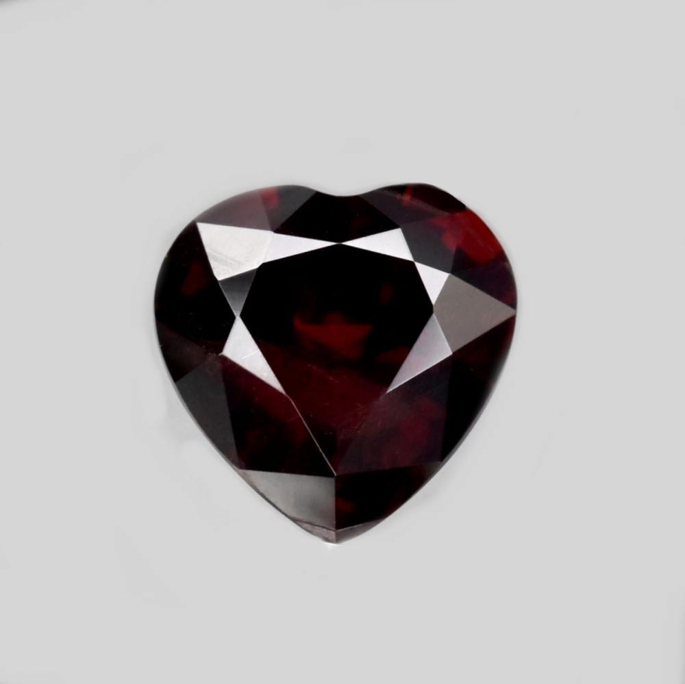 Bild 1 von 3.21 ct. Deep orangish red 8.8 x 8.8 mm Tansania  Garnet Heart