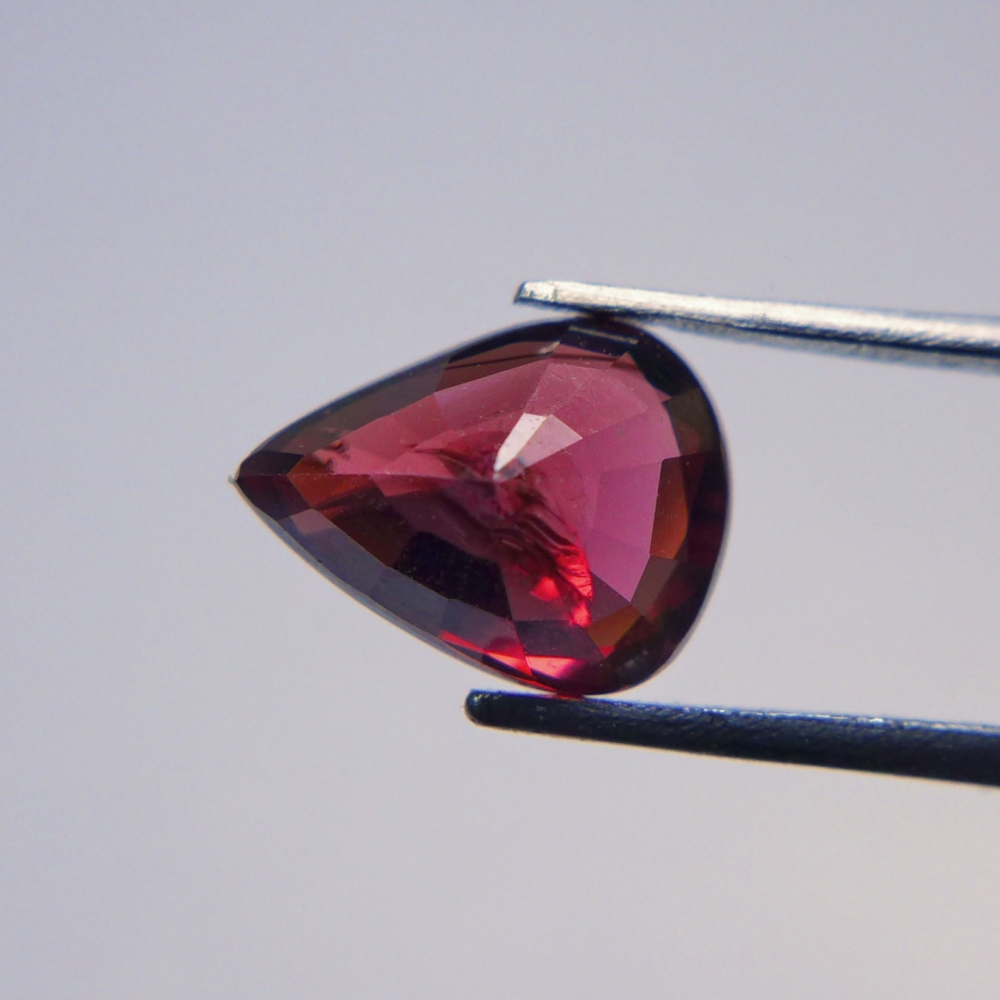 Bild 1 von 1.49 ct. Natürlicher roter 7.7 x 5.8 mm Tansania Zirkon Tropfen