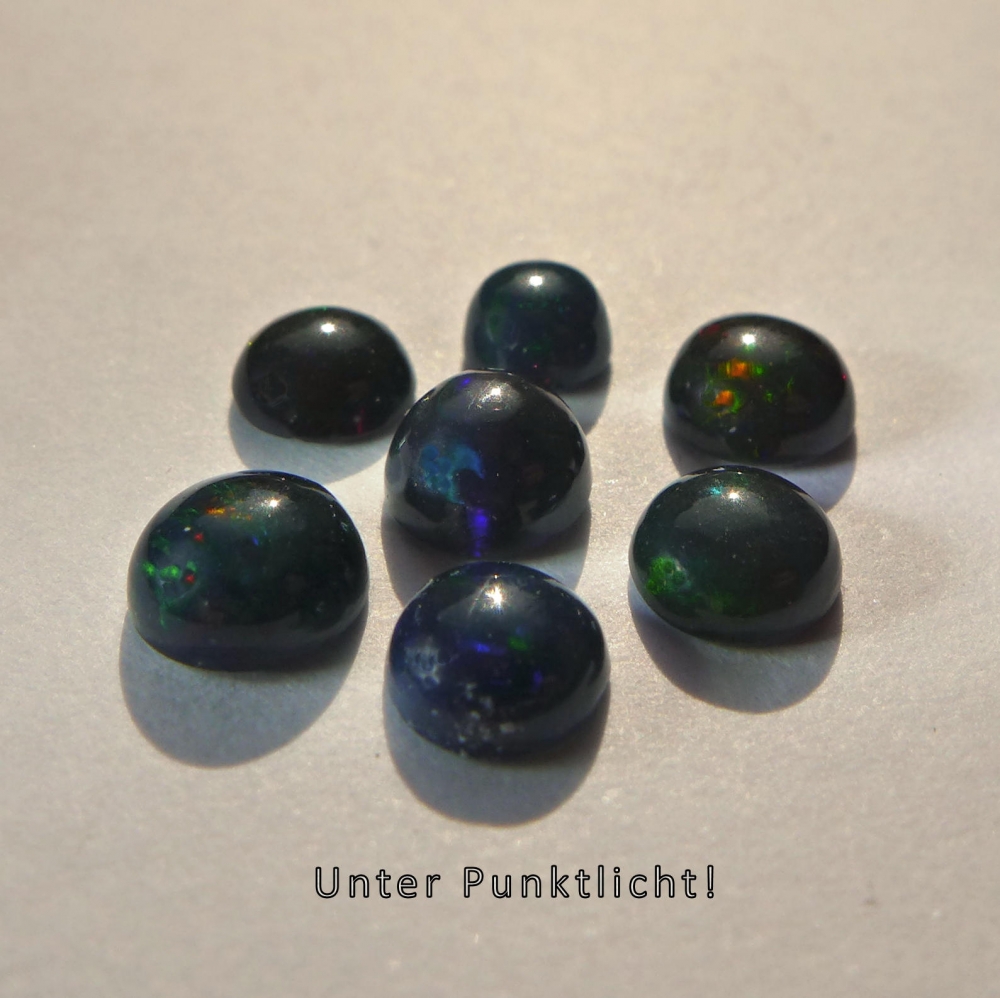 Bild 1 von 2.00 ct. 7 Pieces of  black round 5.3 to 4 mm Multi Color Opals