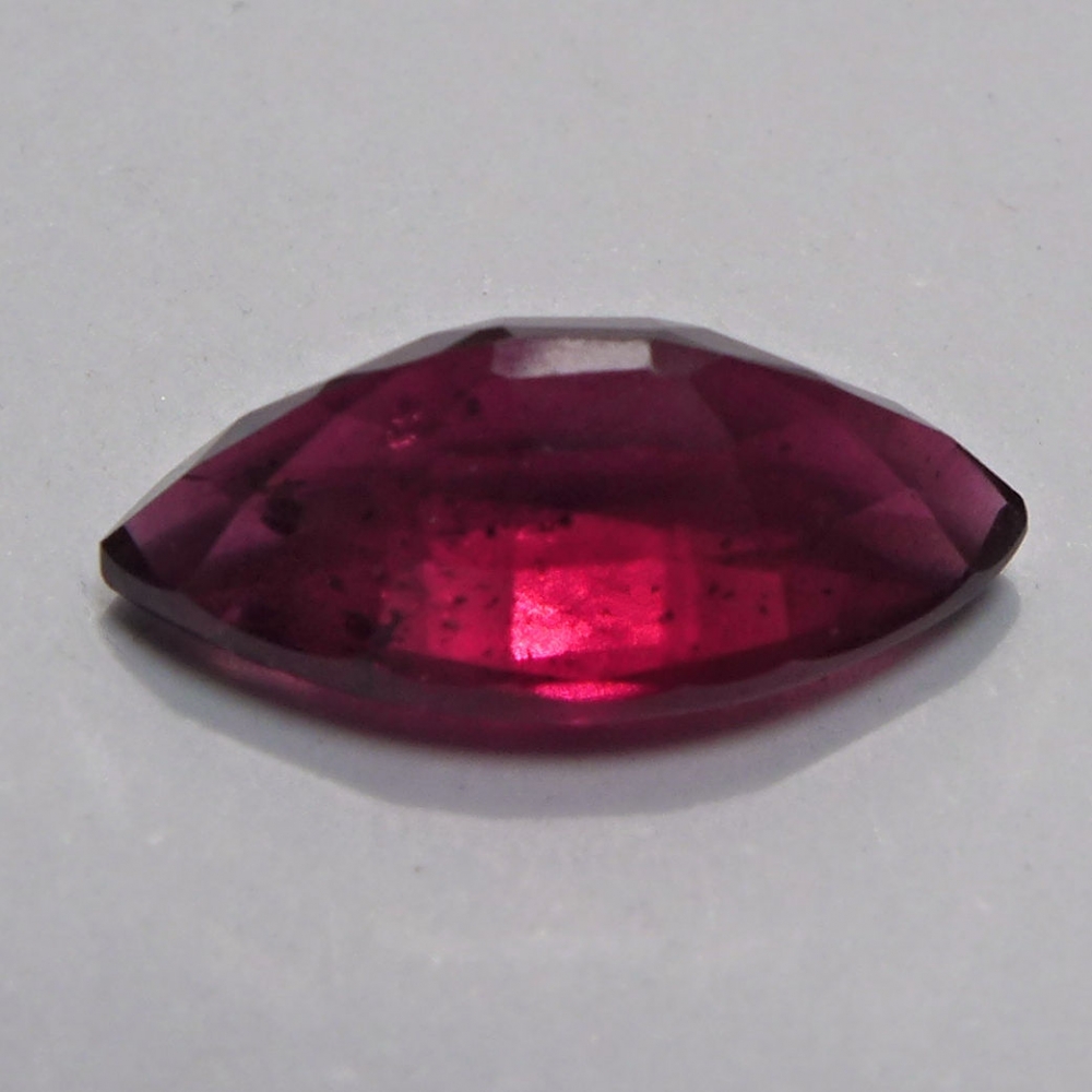 Bild 1 von 5.1 ct. Großes rotviolettes 15.5 x 7.5 mm Herz Rhodolith Granat Navette