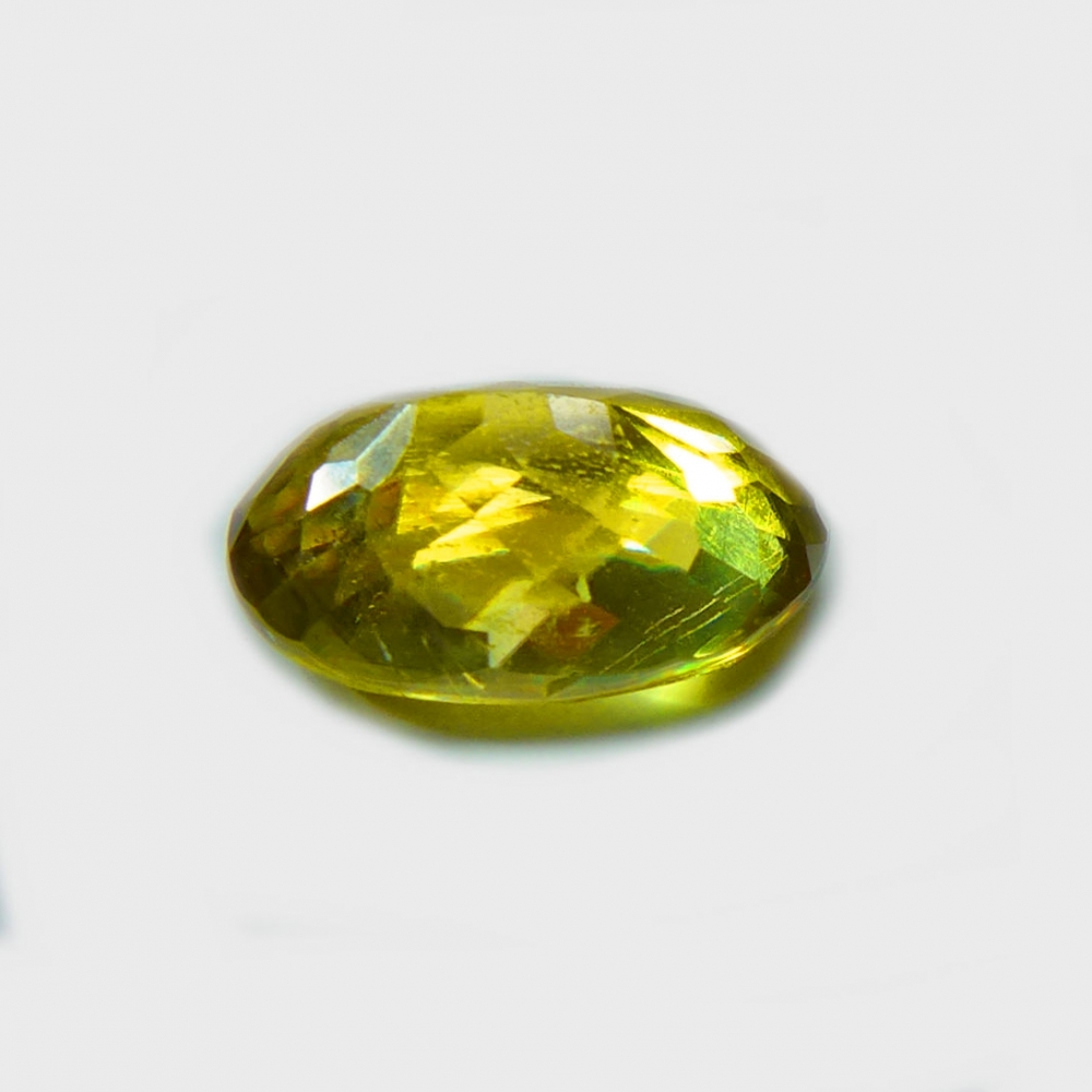 Bild 1 von 1.06 ct. Toller ovaler grünlich gelber 7.2 x 5.3  mm Titanit Sphen