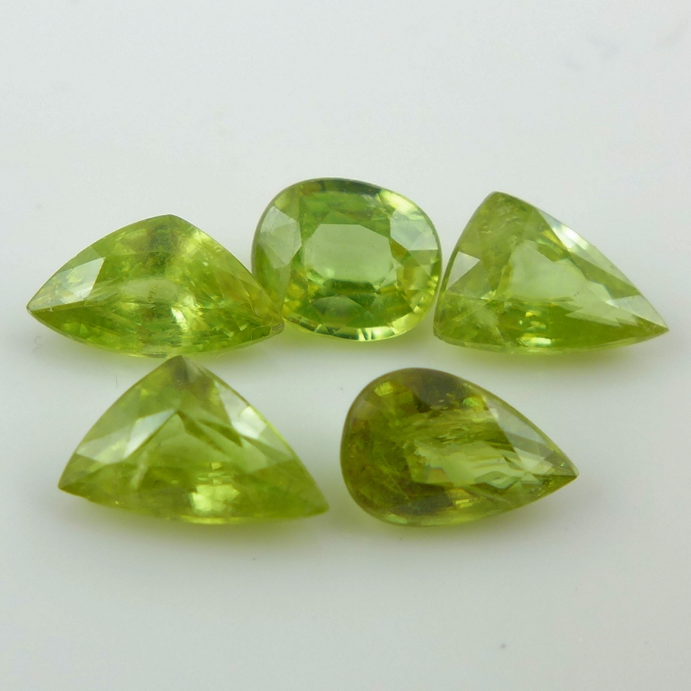Bild 1 von 3.24 ct. Feines Mix mit 5 Stück grünen Titanit Sphene Edelsteinen
