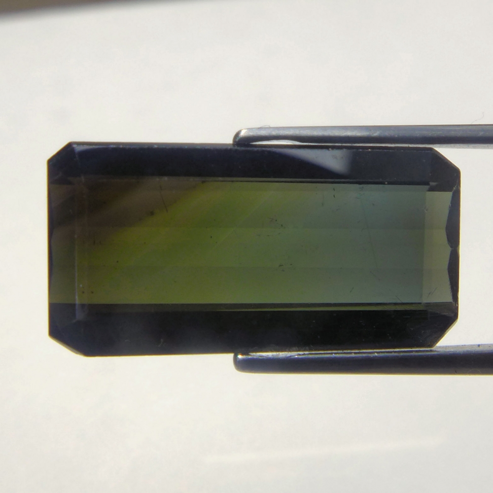 Bild 1 von 4.05ct .  Dunkelgrüner unbeh. 14.9 x 7.6 mm Mosambik Turmalin im Smaragdschliff