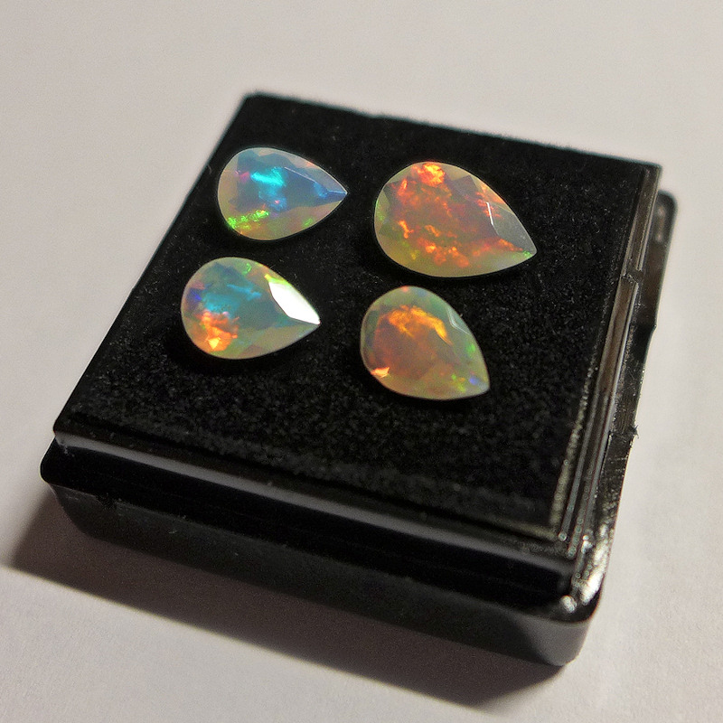 Bild 1 von 1.61 ct. 4 pieces gorgeous Pear Facet Multi-Color Opal with Top Flash