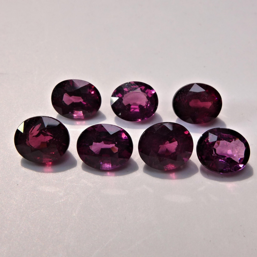 Bild 1 von 6.15 ct. 7 Stück rot violette ovale 6 x 5 mm  Rhodolith Granate.