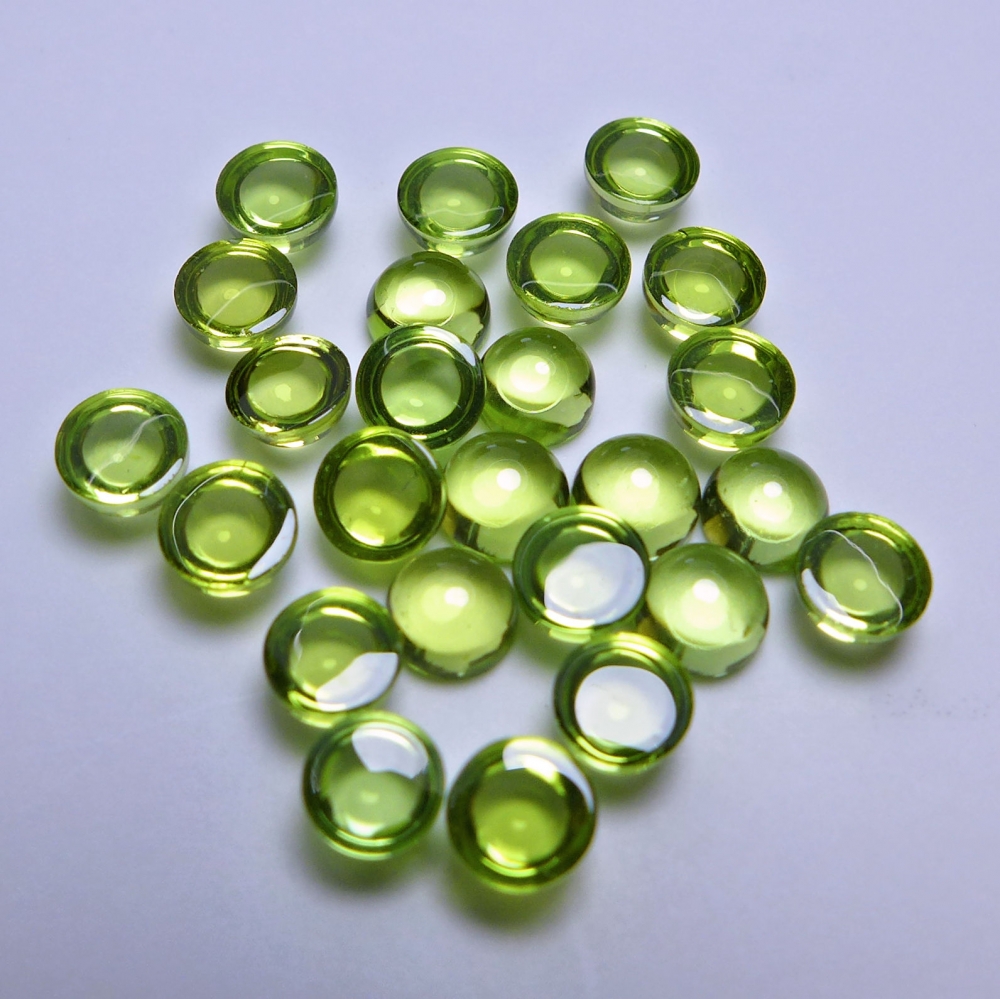 Bild 1 von 9.5 ct. 25 Stück augenreine grüne runde 4 mm  Pakistan Peridot Cabochons