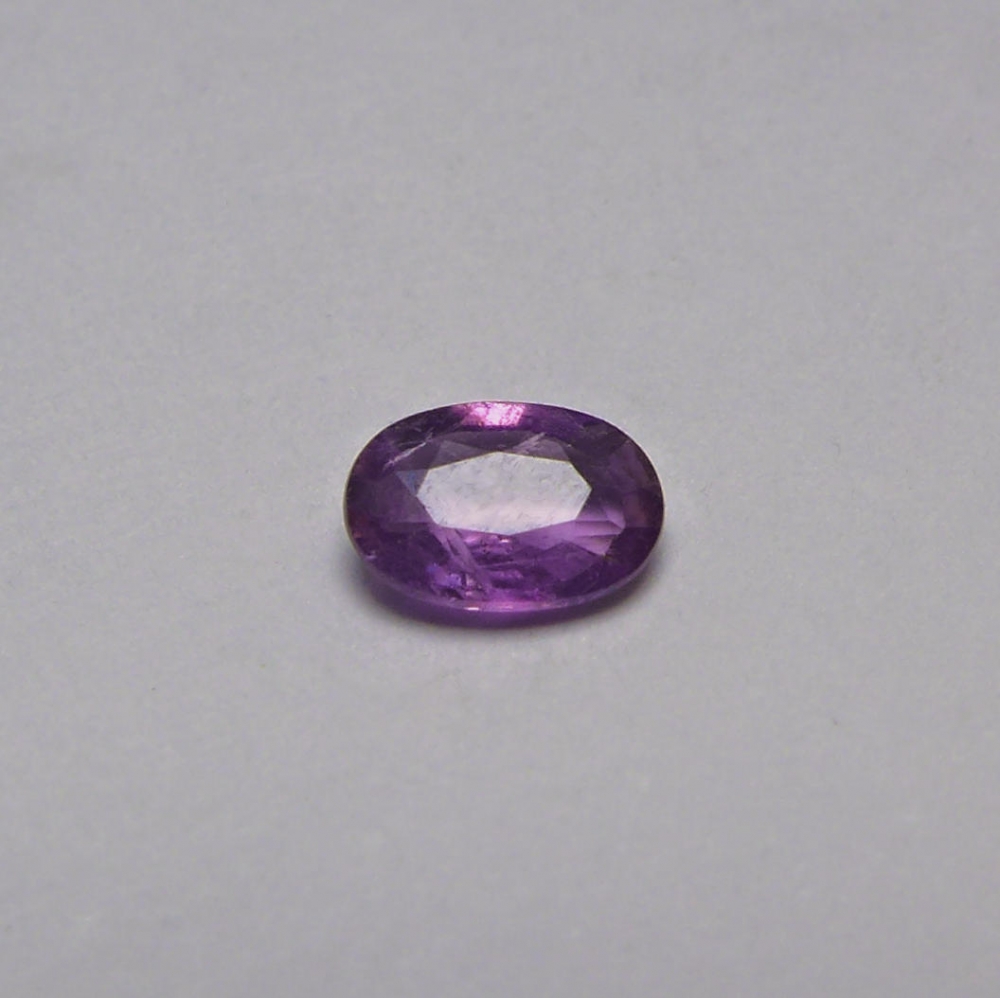Bild 1 von 0.55 ct. Fine purple oval 6 x 4.5 mm Tanzanian Sapphire