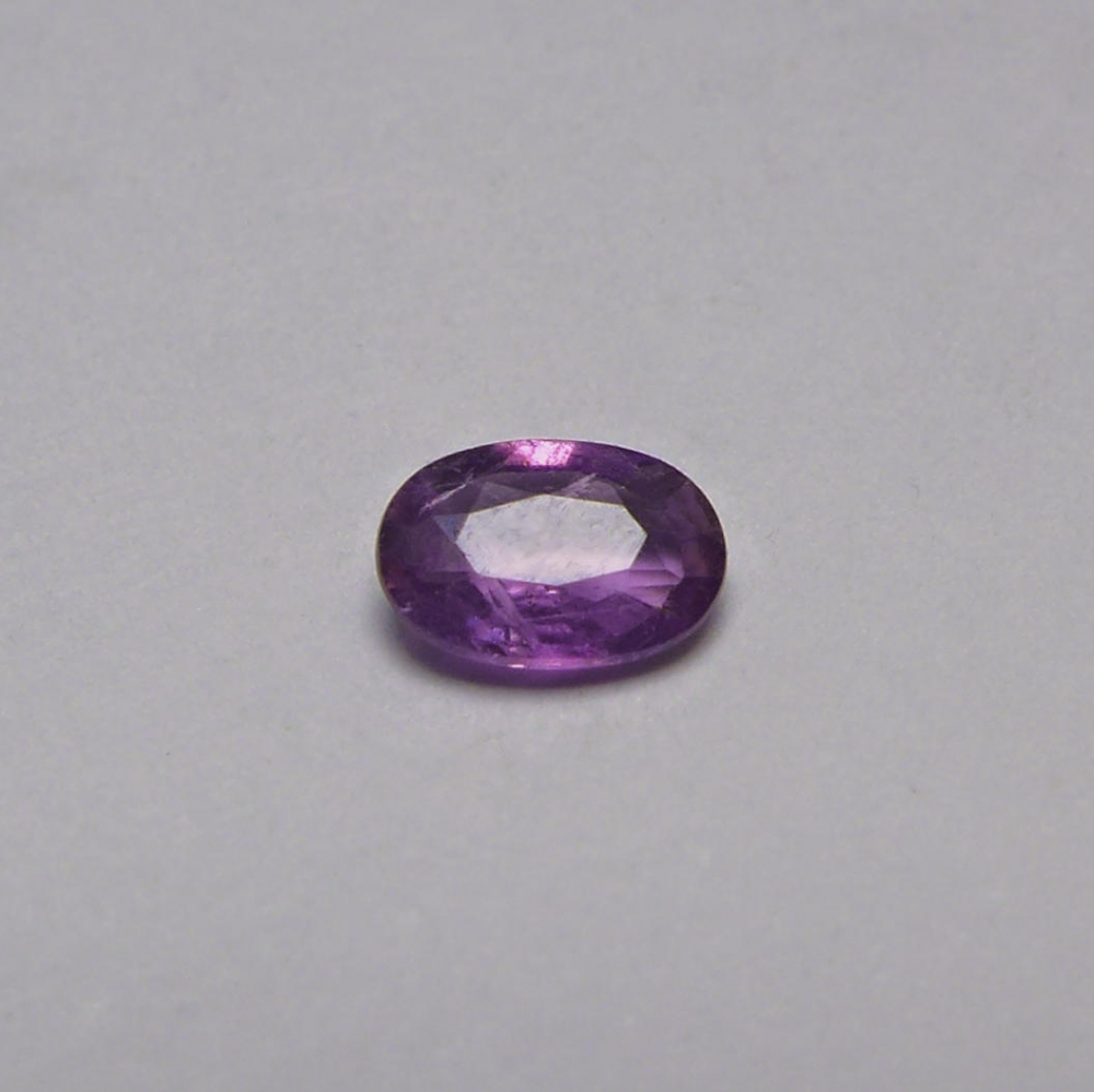 Bild 1 von 0.55 ct. Feiner violetter ovaler 6 x 4.5 mm Tansania Saphir