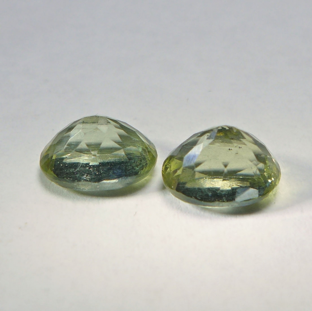 Bild 1 von 3.45 ct  Perfektes Paar grüne ovale 8.5 x 6 mm  Apatite