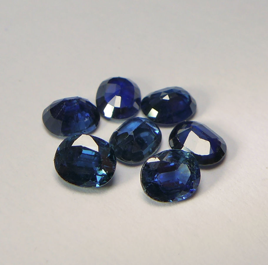 Bild 1 von 2.38 ct . 7 Stück leuchtend blaue ovale 4.6 x 3.7mm Ceylon  Saphire