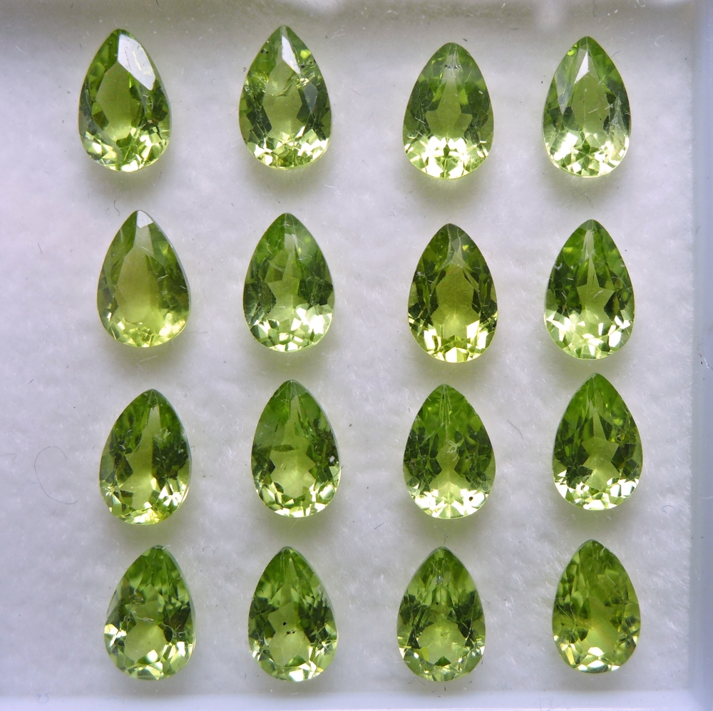 Bild 1 von 7.06 ct. 16 pieces fine green 6 x 4 mm Pakistan Peridot Pears. Nice color !
