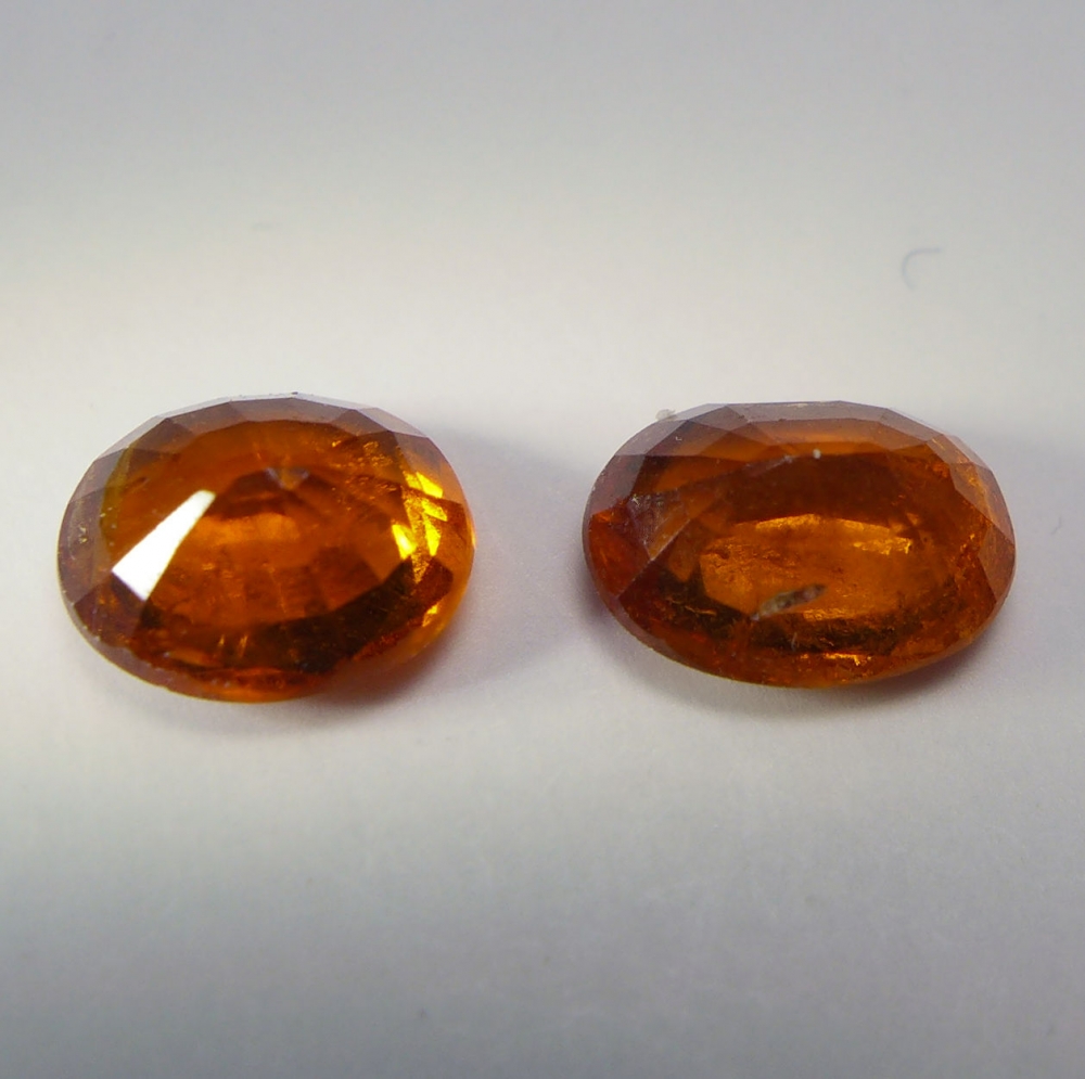 Bild 1 von 3.10 ct . Schönes Paar ovale 7.5 x 6 mm Namibia Spessartin Granate