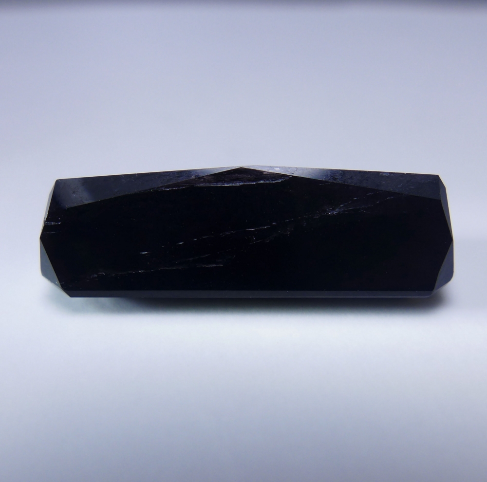 Bild 1 von 8.75 ct. Prächtiger schwarzer 21.2 x 6.9 mm Schörl Turmalin. 
