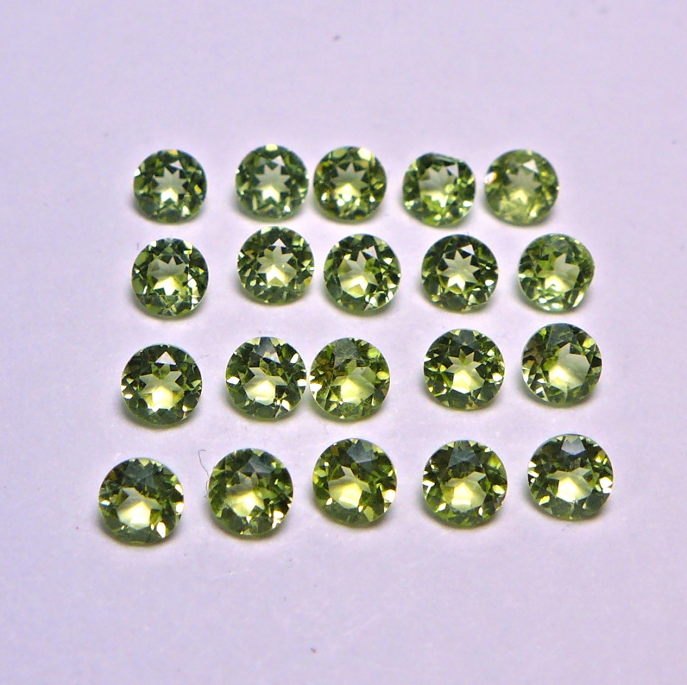 Bild 1 von 2.47 ct VS! 20 pieces fine green round 3 mm Pakistan Peridot Gemstones. Nice color !