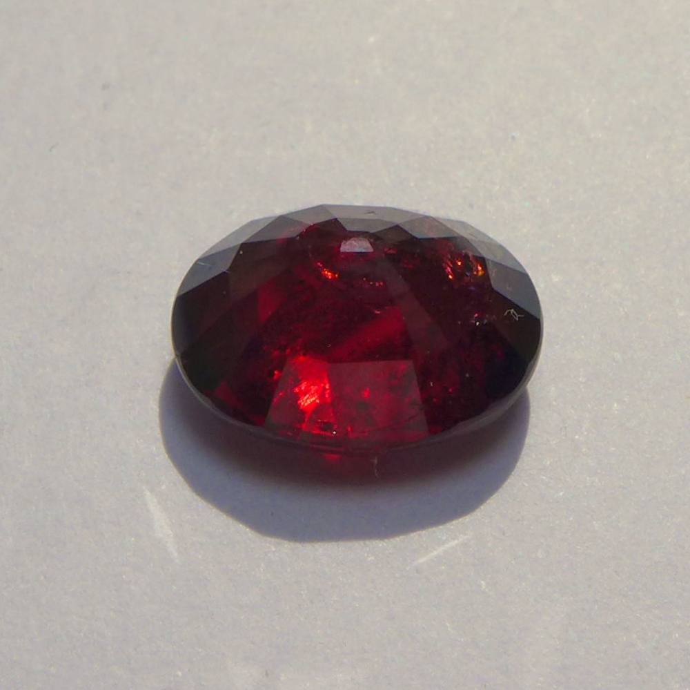 Bild 1 von 5.03 ct. Großer kirschroter ovaler 11.2 x 9.2 mm Rhodolith Granat